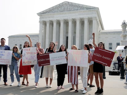Activistas del grupo conservador cristiano Concerned Women for America aplauden la sentencia que respalda a la diseñadora Lorie Smith a las puertas del Tribunal Supremo.