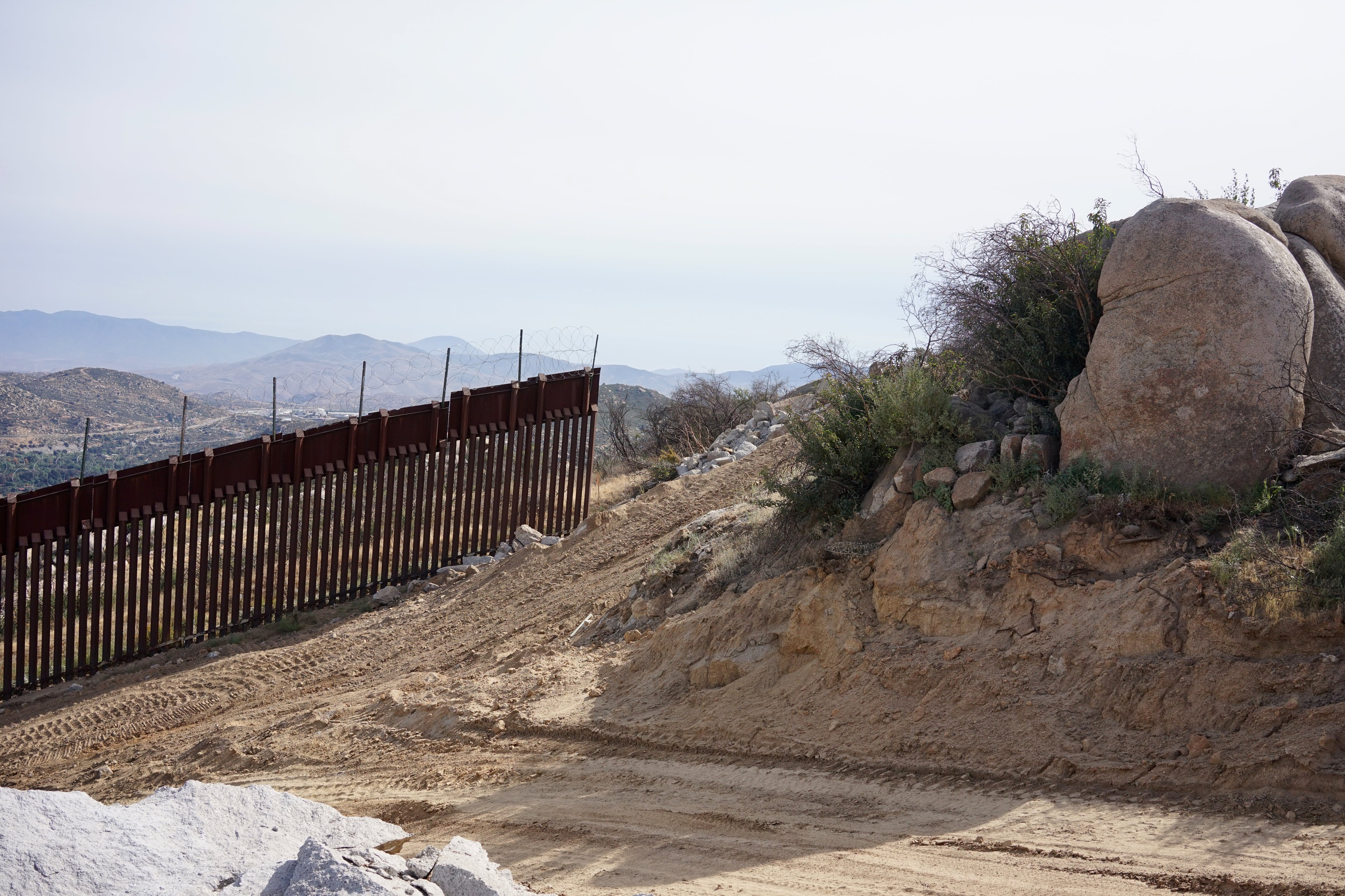 Ampliación del muro impulsado por el presidente Donald Trump en el desierto alto al este de San Diego.