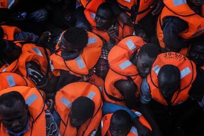 Los botes siempre van sobrecargados: los traficantes pueden hacinar a más de un centenar de personas en pequeñas balsas con capacidad para apenas una veintena. La guerra, la persecución y la pobreza extrema han expulsado de sus hogares a 60 millones de personas: trágico récord desde la II Guerra Mundial. Muchas intentan llegar a Europa en un viaje tanto o más peligroso que lo que dejan atrás. En 2015 ponemos en marcha una operación sin precedentes para MSF: la búsqueda y rescate en el mar. Al mismo tiempo, pedimos a la Unión Europea vías de acceso legales y seguras para estas personas.