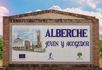 Cartel a la entrada del pueblo Alberche del Caudillo, publicada en el perfil de Facebook del Ayuntamiento.