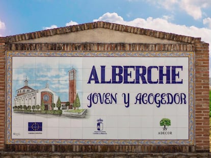 Cartel a la entrada del pueblo Alberche del Caudillo, publicada en el perfil de Facebook del Ayuntamiento.