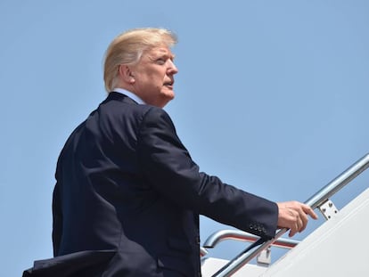 Donald Trump sube al Air Force One para volar a Arizona, el martes.