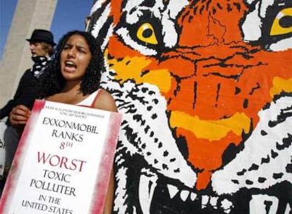 Protesta ante la junta de accionistas de Exxon, en Dallas (EE UU).