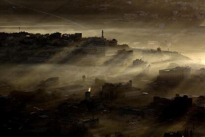 Vista de los campos de refugiados palestinos Askar y Balata desde el Monte Guerizín en Nablus (Palestina).