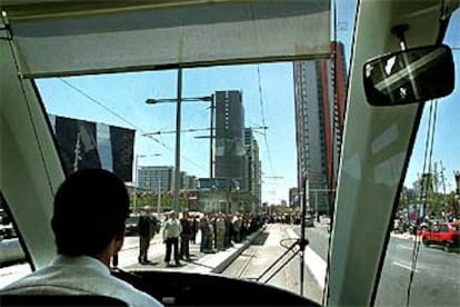 El Trambesòs a su llegada a la parada del Fórum, donde fue detenido durante una hora por los conductores de autobuses en huelga.