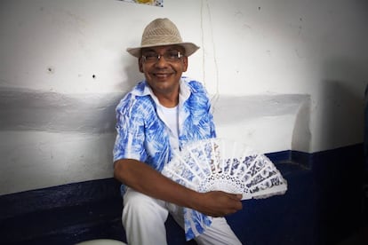 Ángel, 'La Teca', una de las 'muxes' de Juchitán que prefiere vestir de hombre.