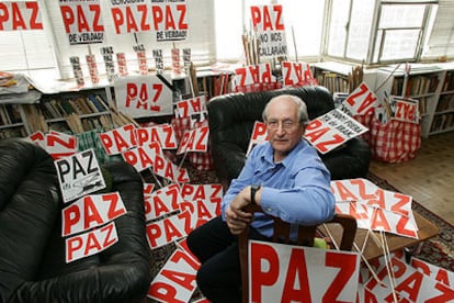 Martín Sagrera repartió el 13-M ante la sede del PP pancartas como las que regaló en otras protestas.