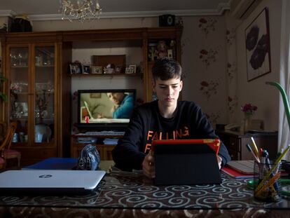 El alumno Emmanuel  Gálvez, en su casa de Estación de Cártama (Málaga), mientras estudia.