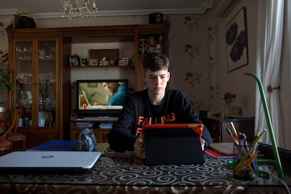 El alumno Emmanuel  Gálvez, en su casa de Estación de Cártama (Málaga), mientras estudia.