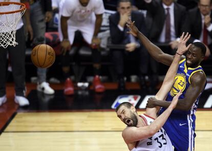 El jugador español de Toronto Raptors, Marc Gasol comete falta sobre el de Golden State Warriors Draymond Green en un momento del quinto partido de las series finales de la NBA.