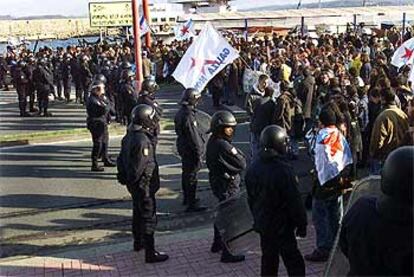 Efectivos antidisturbios vigilan una manifestación contra la visita de José María Aznar a A Coruña.