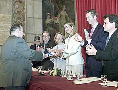 Walter Oppenheimer recibió ayer el Premio Salvador de Madariaga de manos de la infanta Cristina.