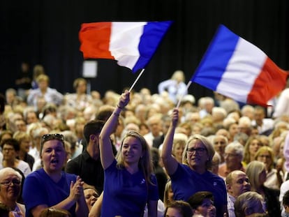 Dos simpatizantes de Fillon agitan una bandera de Francia en un mitin de campa&ntilde;a