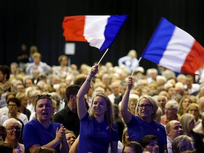 Dos simpatizantes de Fillon agitan una bandera de Francia en un mitin de campa&ntilde;a