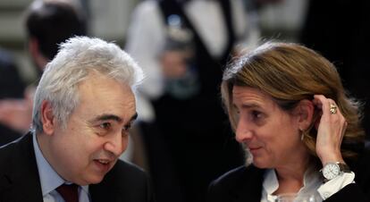 Fatih Birol, director ejecutivo de la Agencia Internacional de la Energía, y la vicepresidenta tercera y ministra para la Transición Ecológica y el Reto Demográfico, Teresa Ribera, el pasado 25 de enero en Madrid.