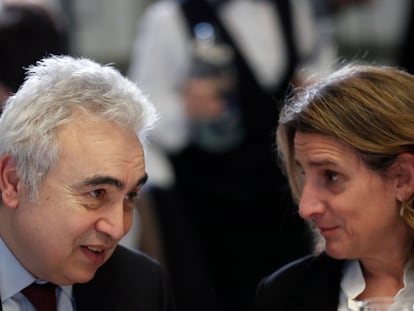 Fatih Birol, director ejecutivo de la Agencia Internacional de la Energía, y la vicepresidenta tercera y ministra para la Transición Ecológica y el Reto Demográfico, Teresa Ribera, el pasado 25 de enero en Madrid.