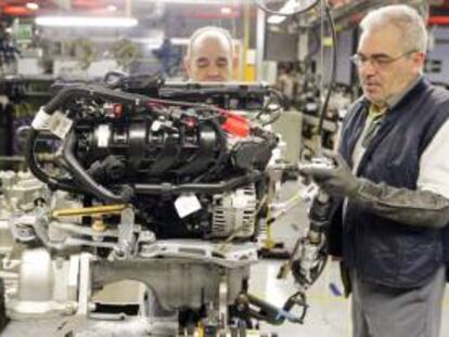 Trabajadores de la cadena de montaje de la factoría que GM España tiene en Figueruelas (Zaragoza). EFE/Archivo
