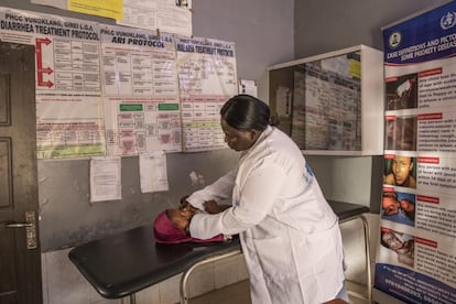 Otros factores de riesgo para contraer una neumonía es contar con un sistemas inmunitario debilitado por infecciones como el VIH o la desnutrición. La doctora Hajanata Balhelomeu, de 37 años, examina a Zannab Alhassan, de cuatro años, en una clínica en Yola, en el estado de Adamawa, al noreste de Nigeria.