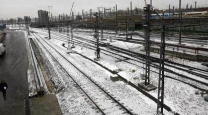 Las vías de salida de la estación de Atocha, cubiertas de nieve.