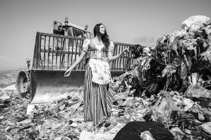 Esta fotografía se titula 'La Maga vestida'. Con un traje tradicional de Tenerife, en concreto de la Villa de La Orotava, ziREjA intentó trabajar en torno al tratamiento de los residuos por parte del ciudadano y reflejar en qué medida existe preocupación por el entorno y la huella ambiental del ser humano.