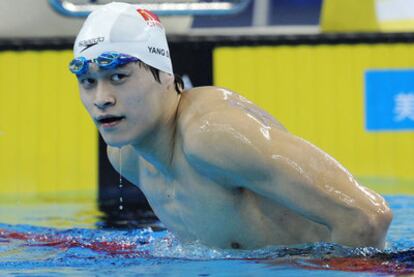 Sun Yang mira el marcador tras batir el récord del mundo de los 1.500 metros libre.