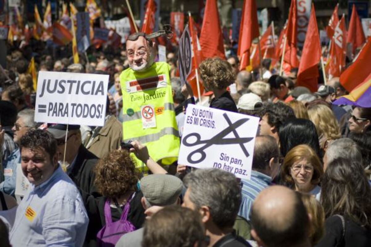 Miles de personas se manifiestan en Barcelona contra los recortes y el ...