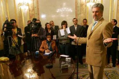 Manuel Marín se dirige a los periodistas, ayer en el Congreso de los Diputados.