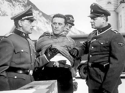 Kirk Douglas, en el papel de resistente noruego, vive una situación delicada en <i>Los héroes de Telemark.</i>