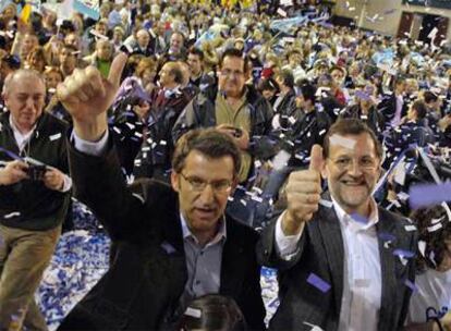 Mariano Rajoy, con el candidato del PP a la presidencia de Galicia, Alberto Núñez Feijóo, en el mitin de cierre de campaña en Ourense.