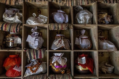 Varias urnas con cenizas de personas que murieron a causa del coronavirus, después de los ritos finales, en un crematorio en Nueva Delhi, India, el 6 de mayo de 2021.