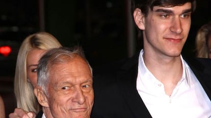 Hugh Hefner con su hijo Martson