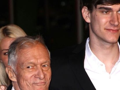 Hugh Hefner con su hijo Martson