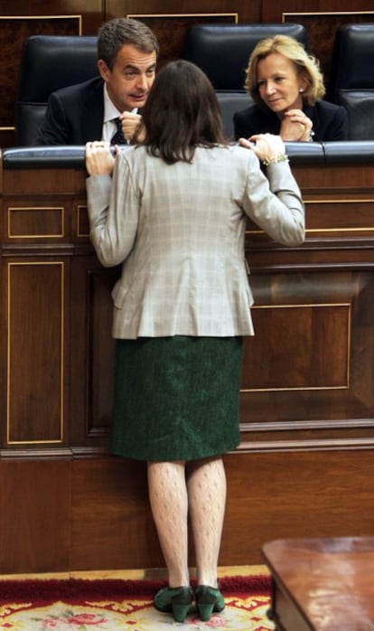 Culture Minister Ángeles Gónzalez-Sinde (back to camera) talking to José Luis Rodríguez Zapatero and Economy Minister Elena Salgado in Congress.