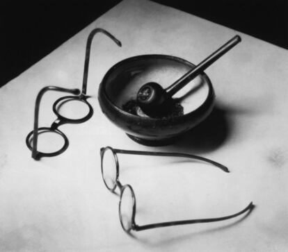 'Las gafas y la pipa de Mondrian' (1926), uno de los retratos en ausencia de Kertész sobre sus amigos artistas. La muestra vallisoletana permanecerá abierta hasta el 15 de marzo.