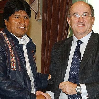 Evo Morales saluda a Antonio Brufau, el pasado 3 de marzo.