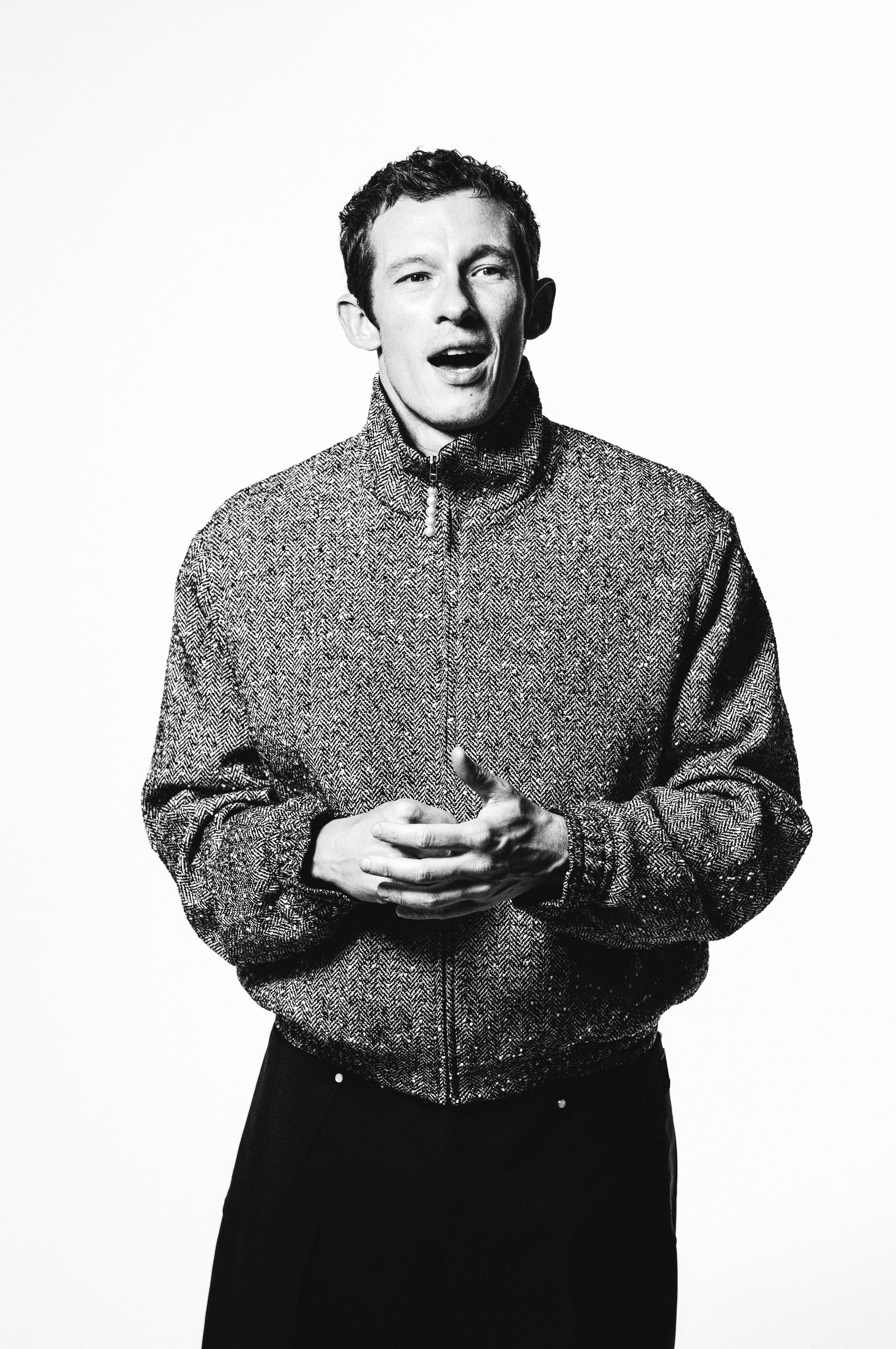 El encanto del vecino de al lado: Callum Turner viste al completo LOUIS VUITTON.