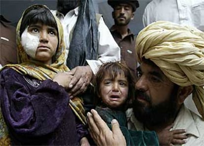 En la imagen, niños heridos tras los intensos combates entre miembros de Al Qaeda y Ejército paquistaní.