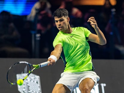 Carlos Alcaraz, durante el partido contra Novak Djokovic en Riad.