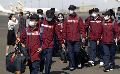 ADDIS ABABA, ETHIOPIA - APRIL 16:  Chinese medical staff get off the plane which carried staff and medical aid from China at International Bole Airport in Addis Ababa, Ethiopia on April 16, 2020. (Photo by Minasse Wondimu Hailu/Anadolu Agency via Getty Images)