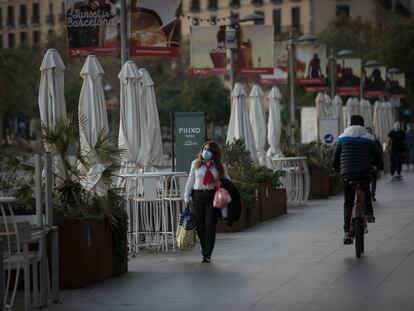 Terrazas de establecimientos cerrados a causa de las medidas restrictivas de la Generalitat.