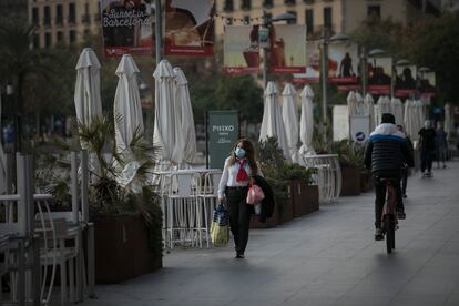 Terrazas de establecimientos cerrados a causa de las medidas restrictivas de la Generalitat.