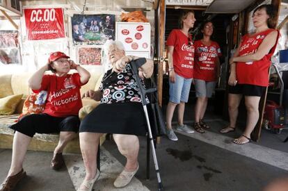 Mujeres y familiares de trabajadores de Coca Cola en el campamento de Fuenlabrada