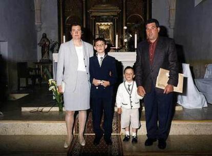 Salvador Barrio y su esposa, junto a sus hijos Rodrigo (el mayor) y Álvaro, en una foto familiar.