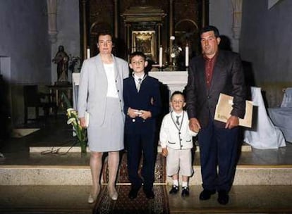 Salvador Barrio y su esposa, junto a sus hijos Rodrigo (el mayor) y Álvaro, en una foto familiar.