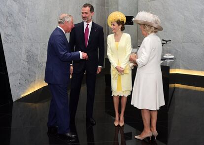 La reina Letizia optó por un conjunto amarillo con un favorecedor sombrero.