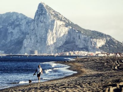 Playa de la Atunara, en La Línea de la Concepción, con el Peñón al fondo.