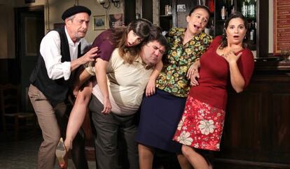 El elenco de 'L'alqueria blanca'.