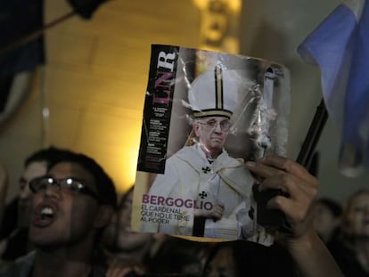 Una mujer sostiene una imagen del papa Francisco en la catedral metropolitana de Buenos Aires.