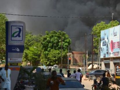 Varios hombres armados atentan contra la Embajada de Francia y la sede de las Fuerzas Armadas en Uagadugú y dejan cerca de 50 heridos