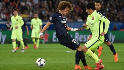Suárez le hace un caño a David Luiz.